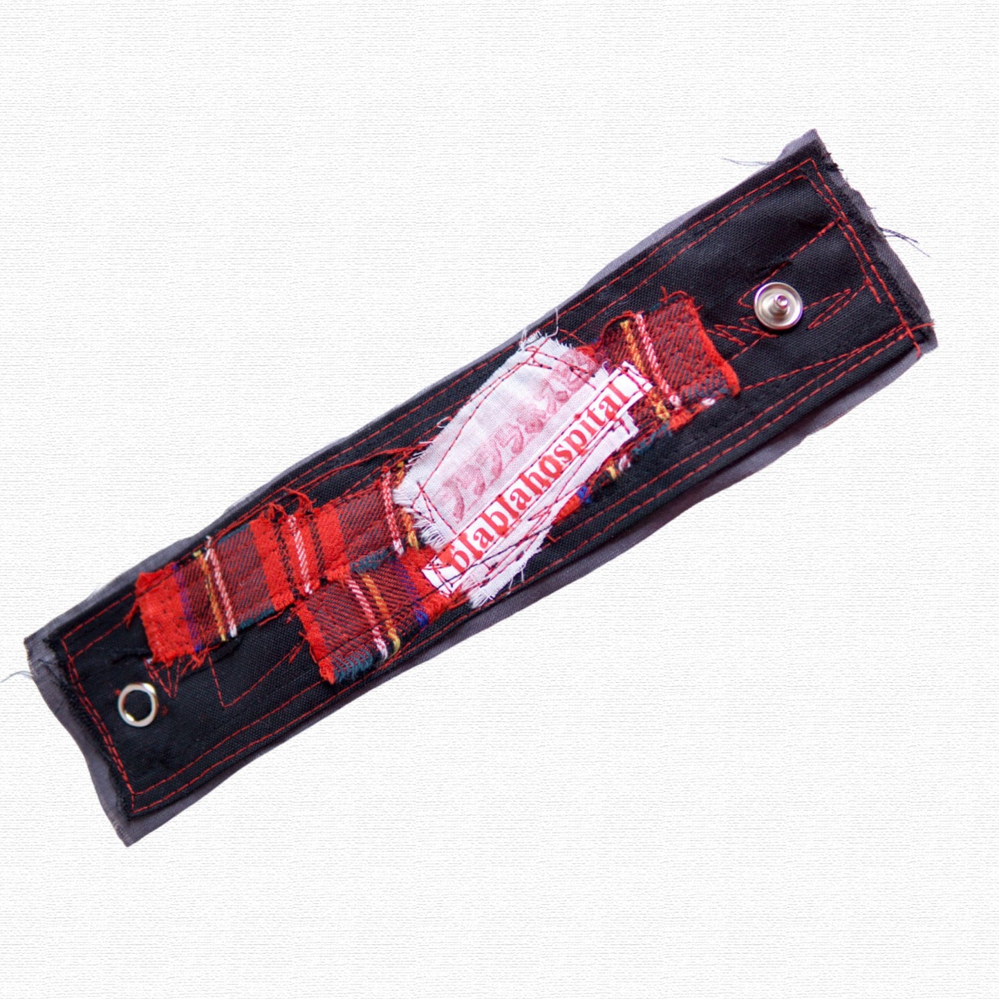 タータンチェックx白ガーゼ パンクデザイン 患者様専用リストバンド ハンドメイド blablahospitalロゴむき出しデザインで攻める!