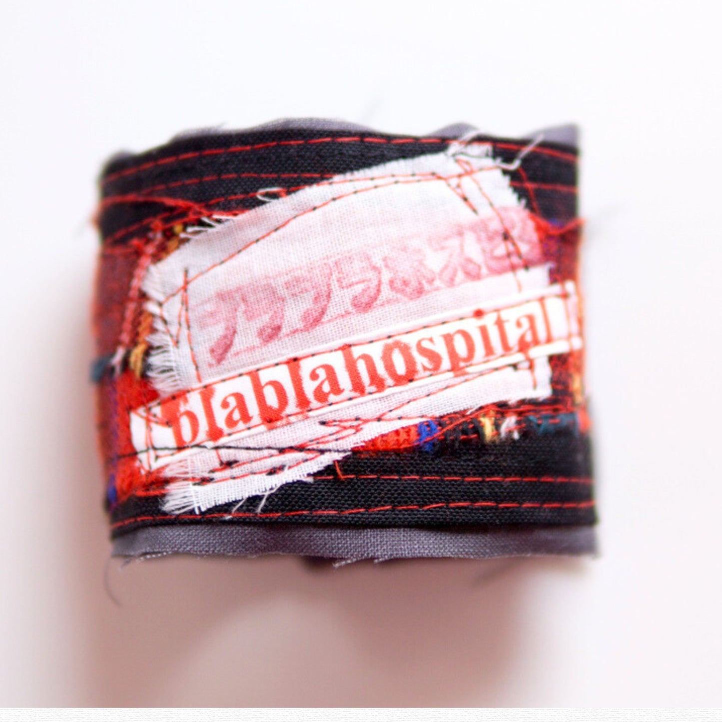 タータンチェックx白ガーゼ パンクデザイン 患者様専用リストバンド ハンドメイド blablahospitalロゴむき出しデザインで攻める!