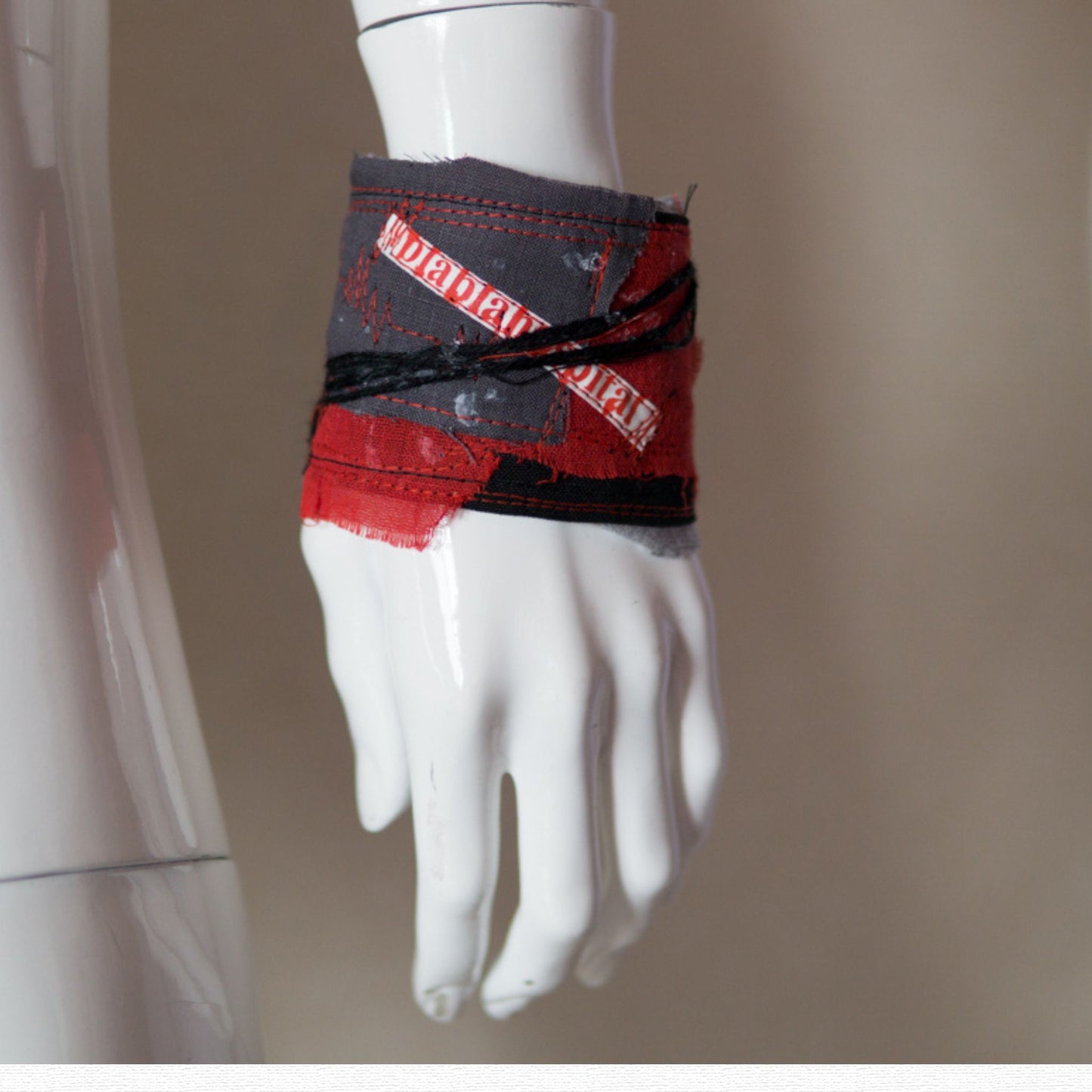 グレーx赤黒デザイン患者様専用リストバンド ハンドメイド blablahospitalロゴむき出しデザインで攻める!
