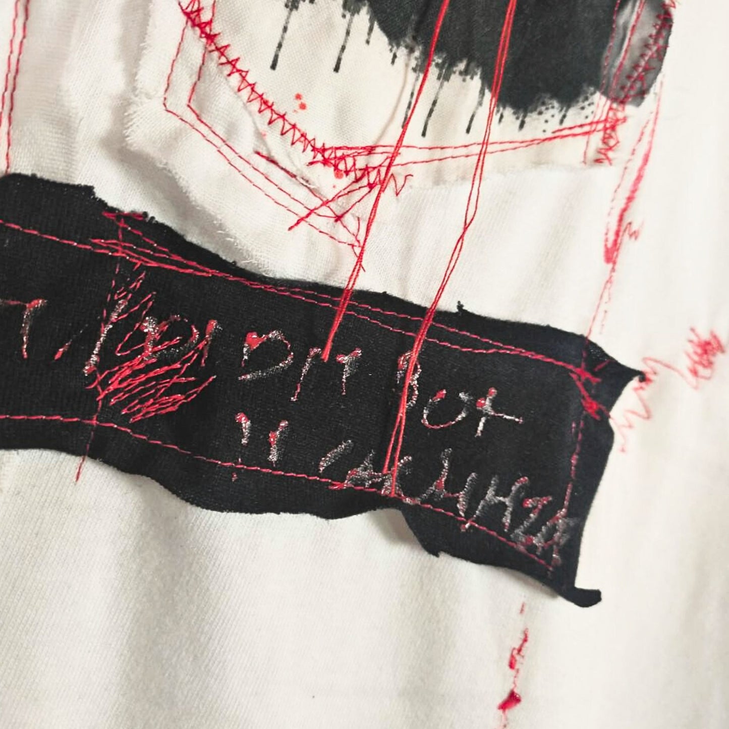 アートニットパッチデザイン ホワイトTシャツ
