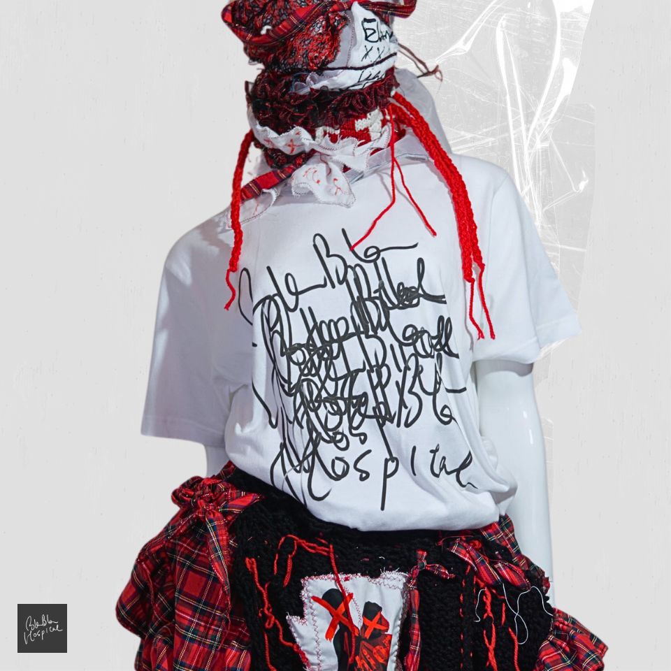 「BLABLAHOSPITAL」ロゴプリントTシャツ ホワイト