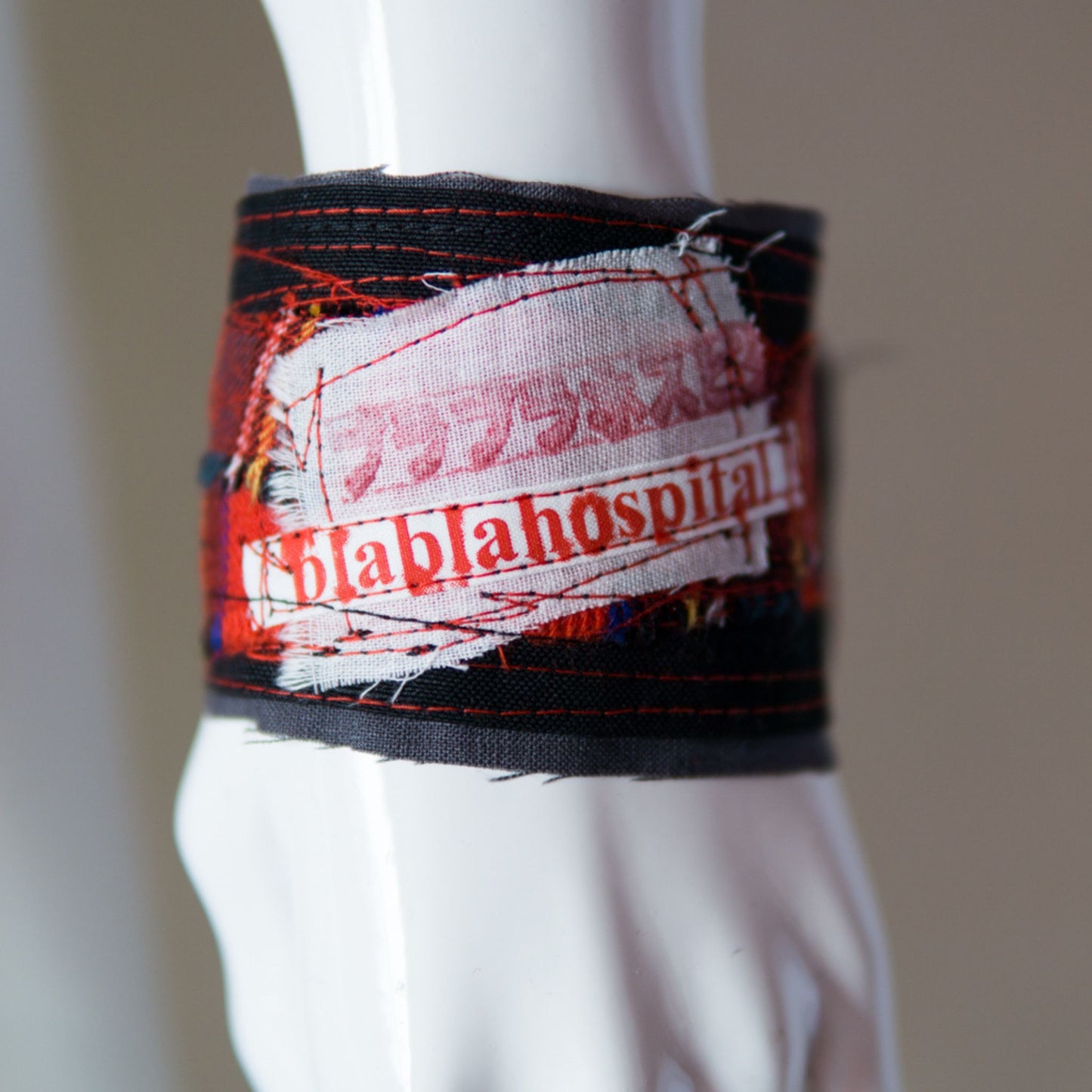 タータンチェックx白ガーゼ パンクデザイン 患者様専用リストバンド ハンドメイド blablahospitalロゴむき出しデザインで攻める!