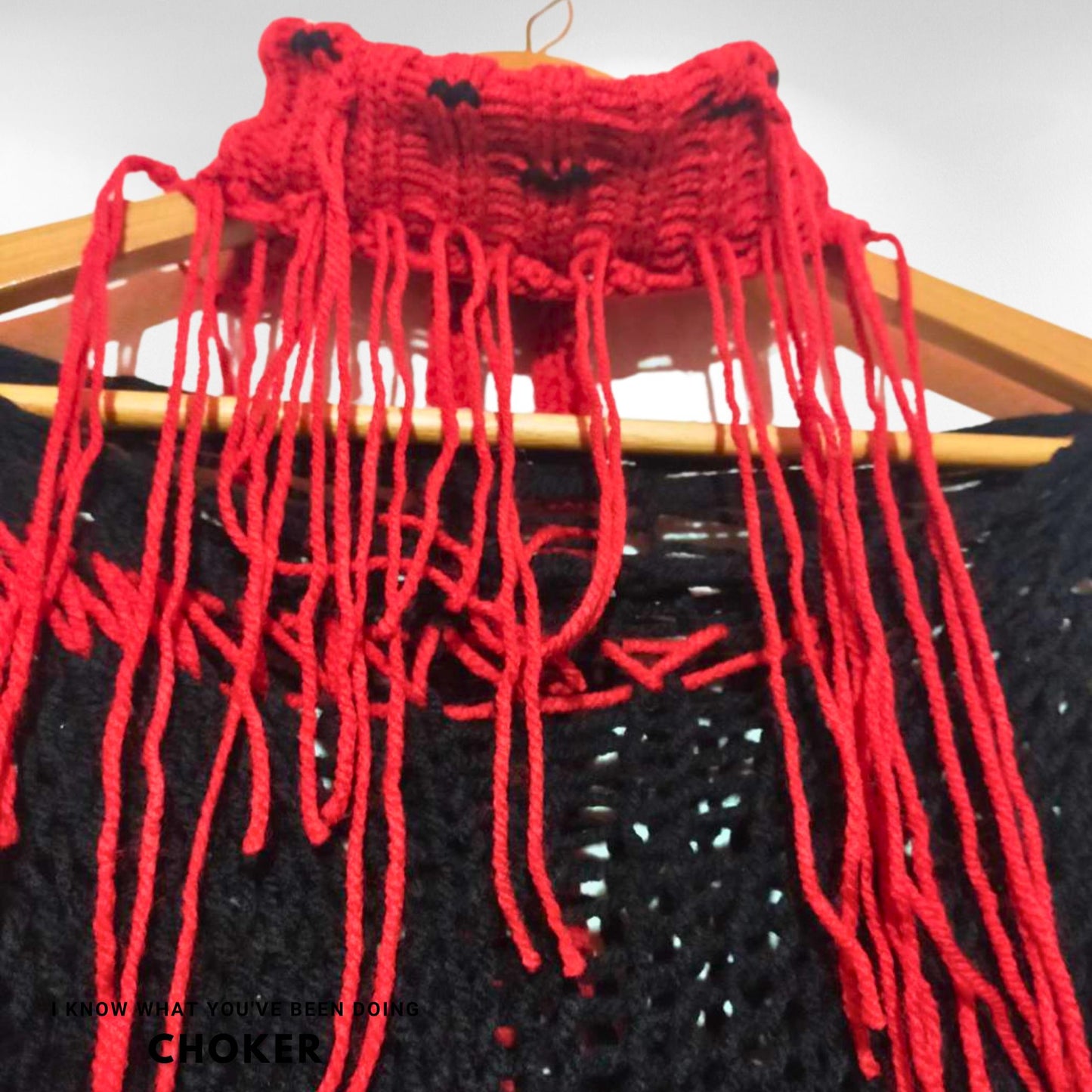 „Ich weiß, was du getan hast“ Handgefertigter gestrickter Halsreif