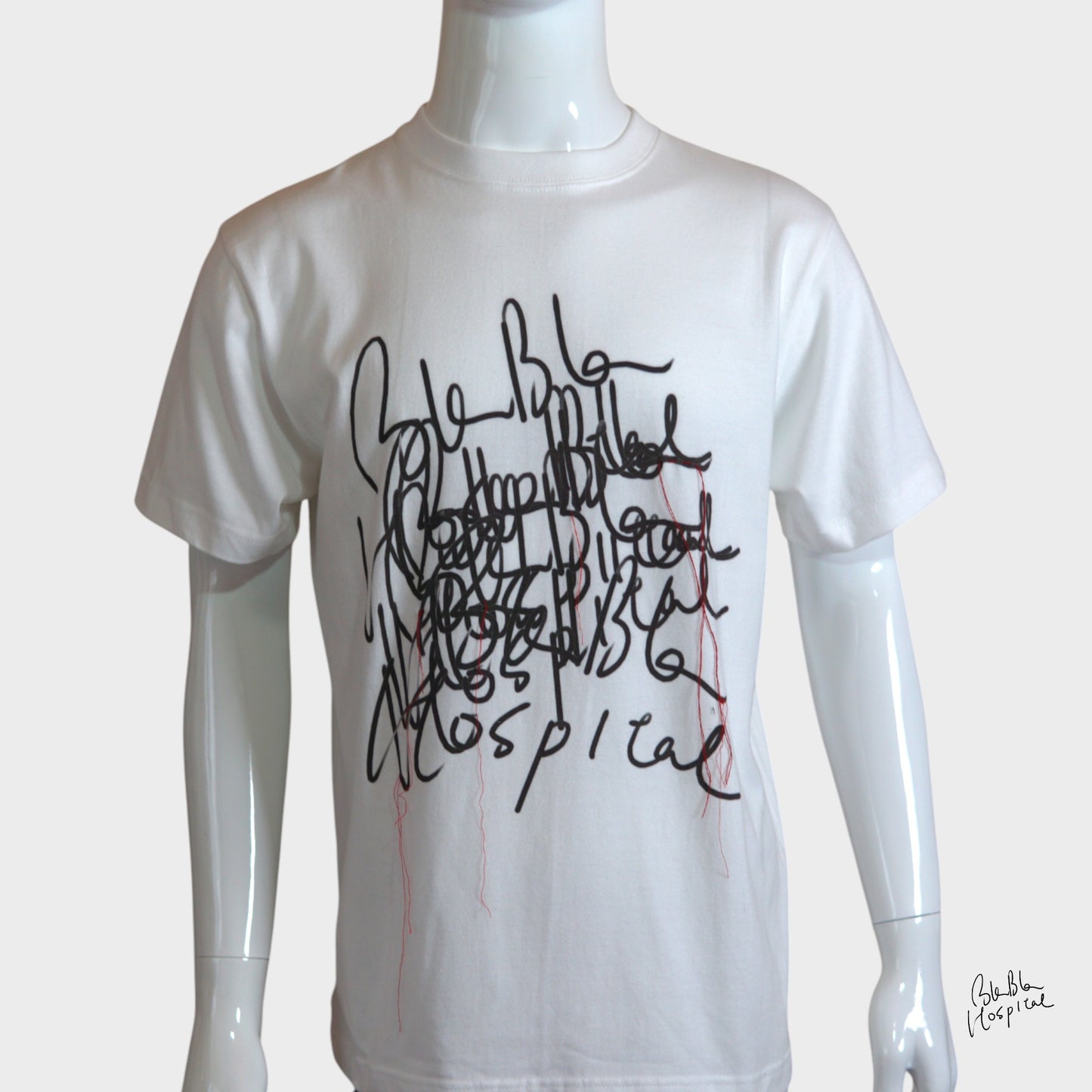 「BLABLAHOSPITAL」ロゴプリントTシャツ ホワイト