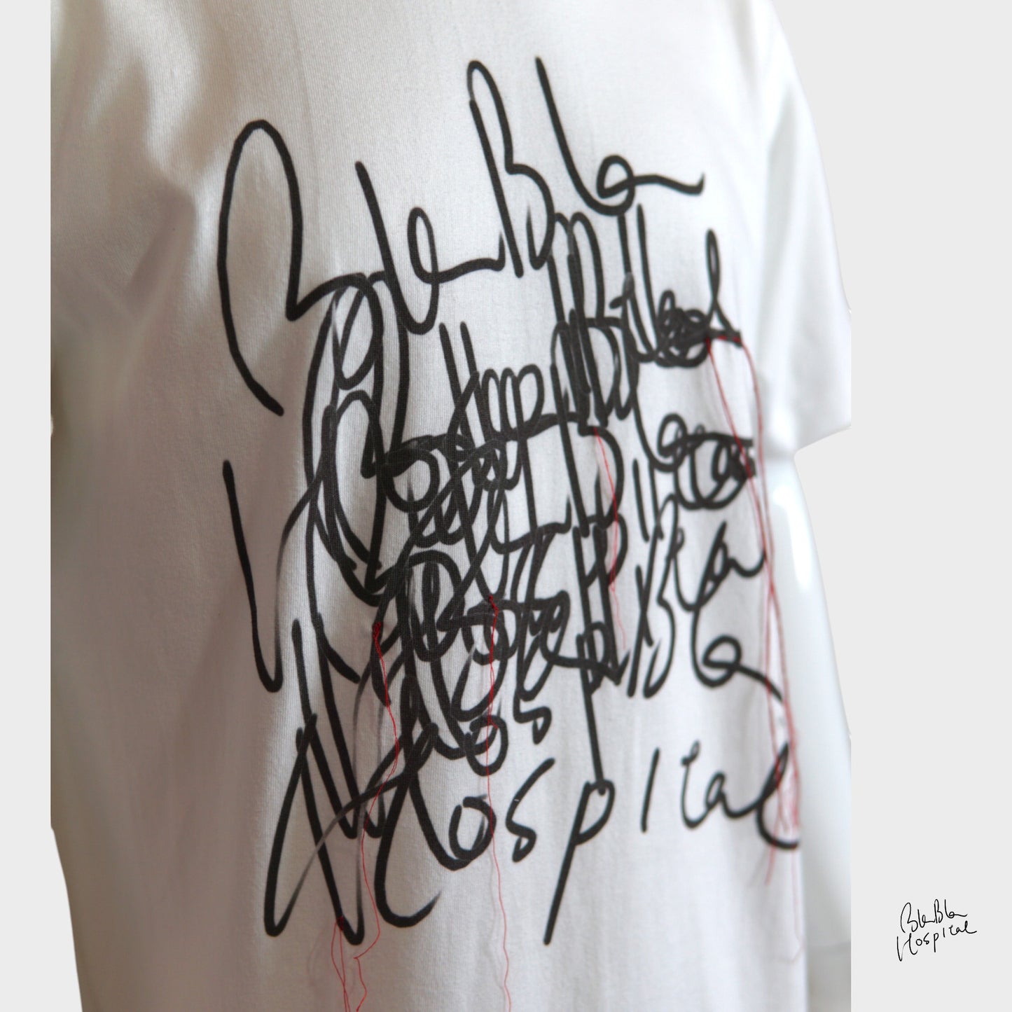 「BLABLAHOSPITAL」ロゴプリントTシャツ ホワイト