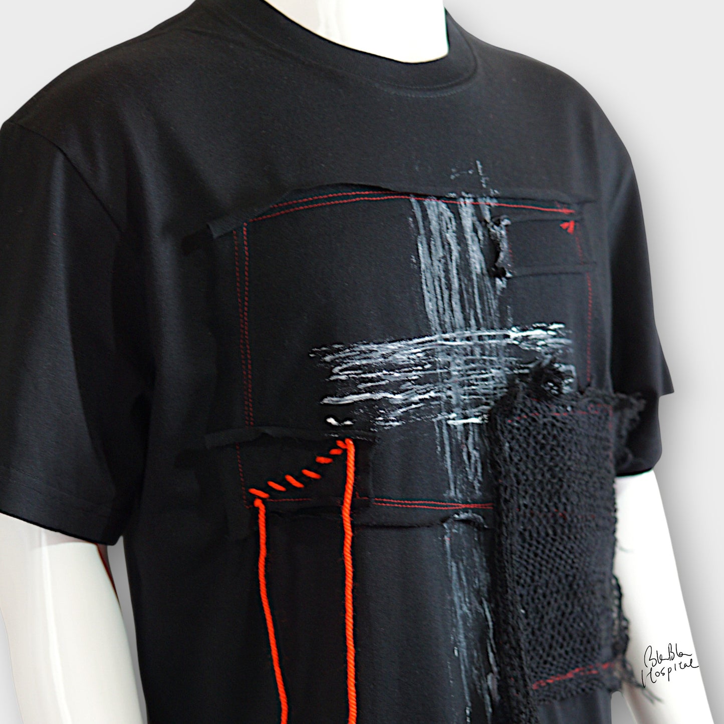 シークレットクロス&アートニットパッチデザイン ブラックTシャツ