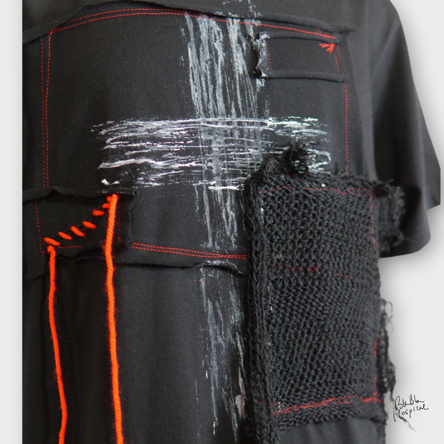 シークレットクロス&アートニットパッチデザイン ブラックTシャツ