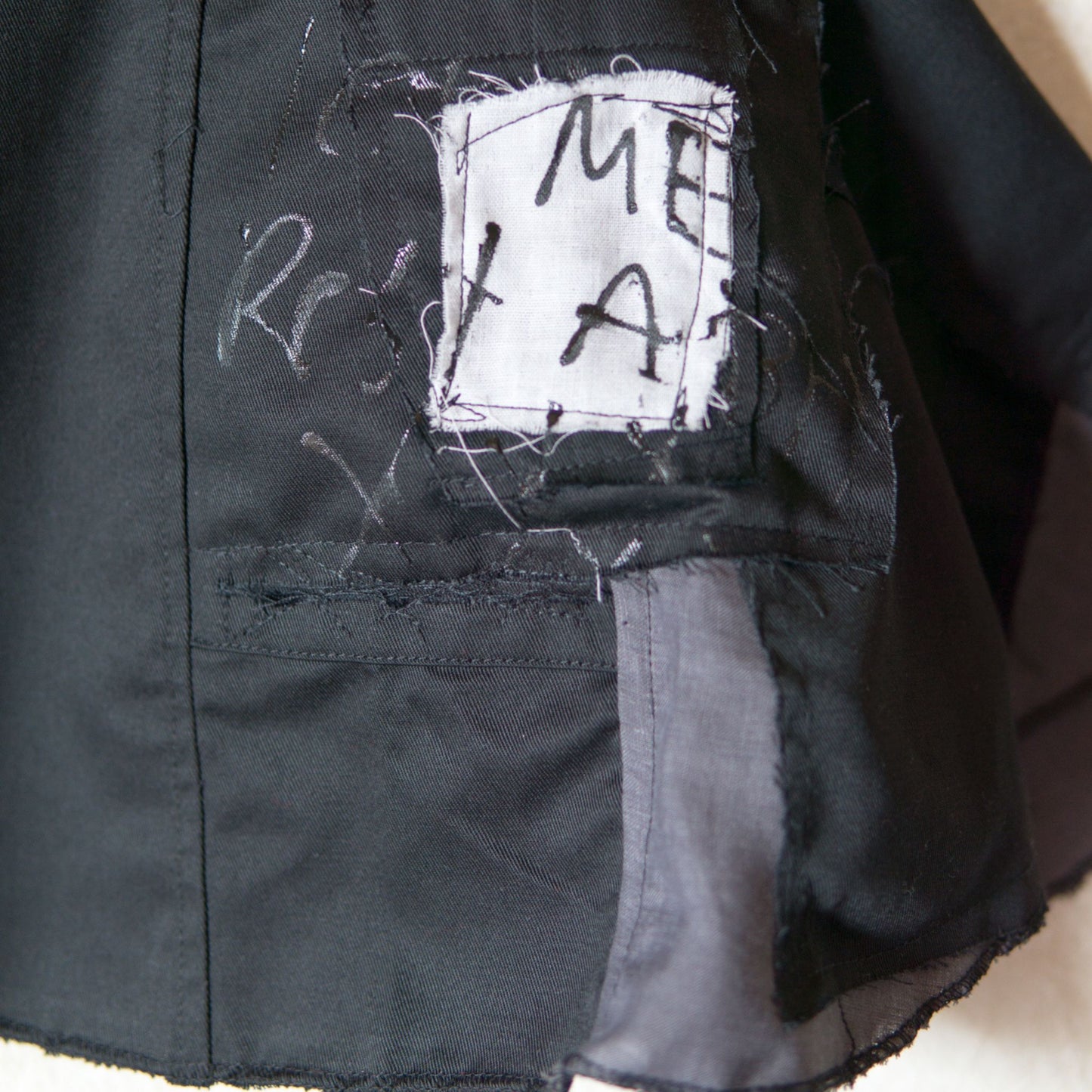 NEU! Schwarzes Gothic-Krankenschwesterkleid mit weißem Kreuzmuster