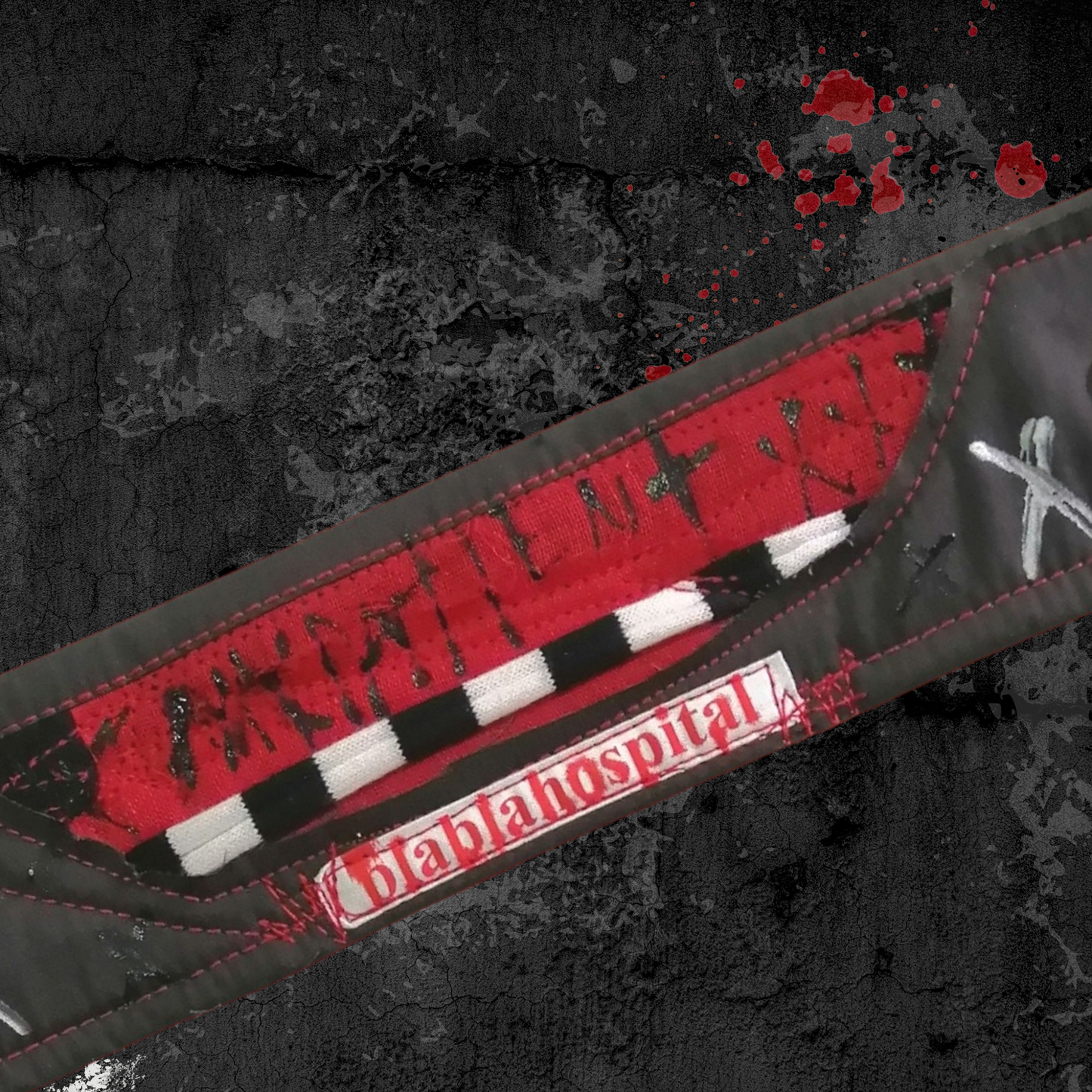 Blabla Patientenarmband Graues und rotes Design / Farbe einzeln von Blabla Punk Fashion Nurse! Verirren Sie sich nicht in meinem Modekrankenhaus!