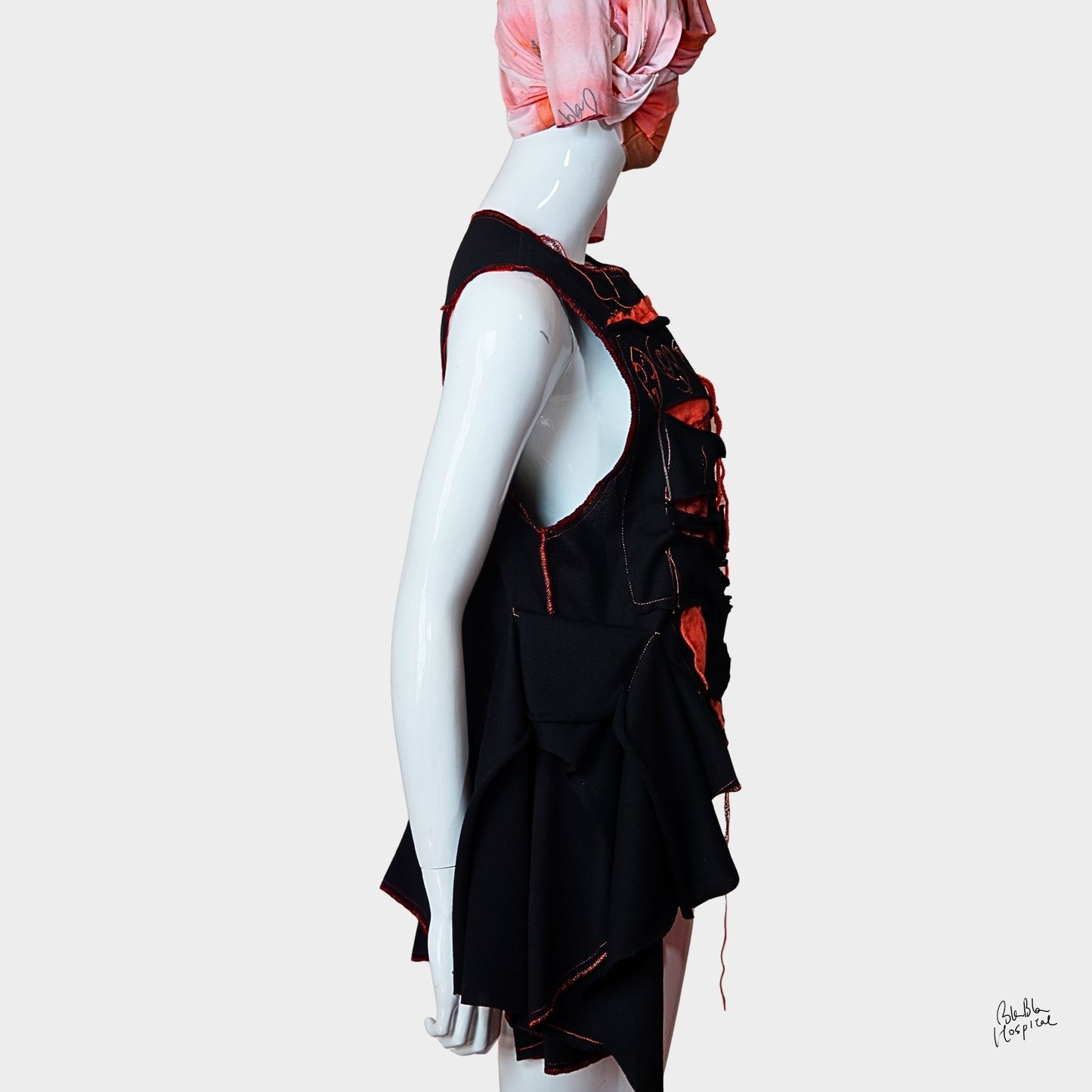 Twinmood – No.01a | Sleeveless Black Top