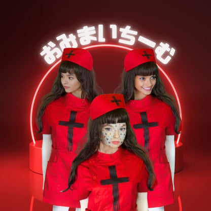 Schwarze Kreuzfarbe, gotische rote Krankenschwestermütze, medizinische Mode