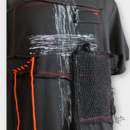 シークレットクロス＆アートニットパッチデザイン　ブラックTシャツ