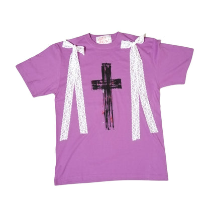 Weißes Spitzenband x Kreuzfarbe Hellviolettes T-Shirt